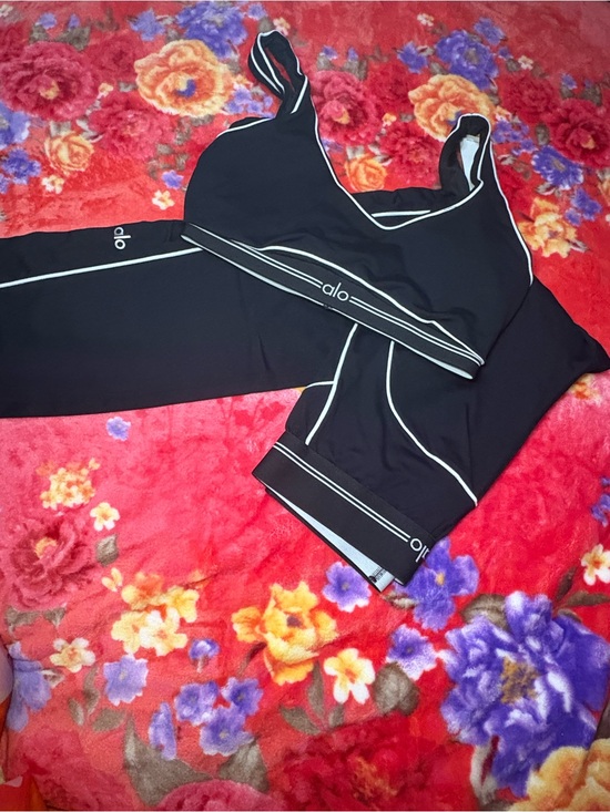 ALO Yoga Other - ALO Yoga Black Sports Bra with White Contrast Piping